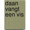 Daan vangt een vis door Monique Berndes