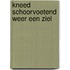 Kneed schoorvoetend weer een ziel