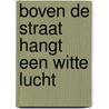 Boven de straat hangt een witte lucht by Anne Büdgen