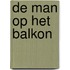 De man op het balkon