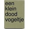 Een klein dood vogeltje by Mark Vermeer