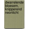 Dwarrelende bloesem, knipperend neonlicht door Caroline van Ommeren