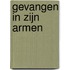 Gevangen in zijn armen