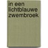 In een lichtblauwe zwembroek