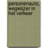 Personenauto, wegwijzer in het verkeer