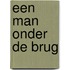 Een man onder de brug