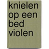 Knielen op een bed violen door Jan Siebelink