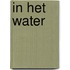 In het water