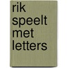 Rik speelt met letters by Liesbet Slegers