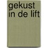 Gekust in de lift