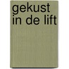 Gekust in de lift door Therese Beharri