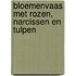 Bloemenvaas met rozen, narcissen en tulpen