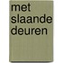 Met slaande deuren