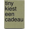 Tiny kiest een cadeau by Gijs Haag