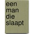 Een man die slaapt