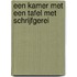 Een kamer met een tafel met schrijfgerei