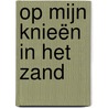 Op mijn knieën in het zand by Margreet Ravestein