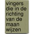 Vingers die in de richting van de maan wijzen