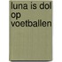 Luna is dol op voetballen