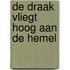 De draak vliegt hoog aan de hemel