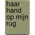 Haar hand op mijn rug
