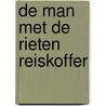 De man met de rieten reiskoffer door Jos Govaarts