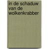 In de schaduw van de wolkenkrabber by Michiel Nooren