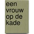Een vrouw op de kade