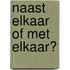 Naast elkaar of met elkaar?