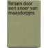 Fietsen door een snoer van Maasdorpjes