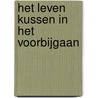 Het leven kussen in het voorbijgaan by Piet Winkelaar