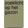 Zoeklicht op het gazon door Auke Hulst