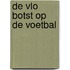 De vlo botst op de voetbal