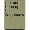 Met één been op het flatgebouw by Dunja Mucha