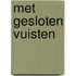 Met gesloten vuisten