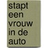Stapt een vrouw in de auto