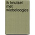 Ik knutsel met wiebeloogjes