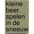 Kleine Beer. Spelen in de sneeuw
