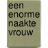 Een enorme naakte vrouw
