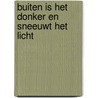 Buiten is het donker en sneeuwt het licht by Hans van den Berg
