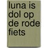 Luna is dol op de rode fiets
