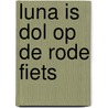 Luna is dol op de rode fiets door Lida Varvarousi