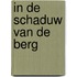 In de schaduw van de berg