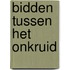 Bidden tussen het onkruid