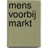 Mens voorbij markt