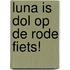 Luna is dol op de rode fiets!