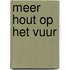 Meer hout op het vuur
