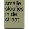 Smalle sleufjes in de straat door L. Pasteels