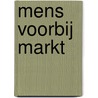 Mens voorbij markt door Jurgen Masure