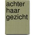 Achter haar gezicht
